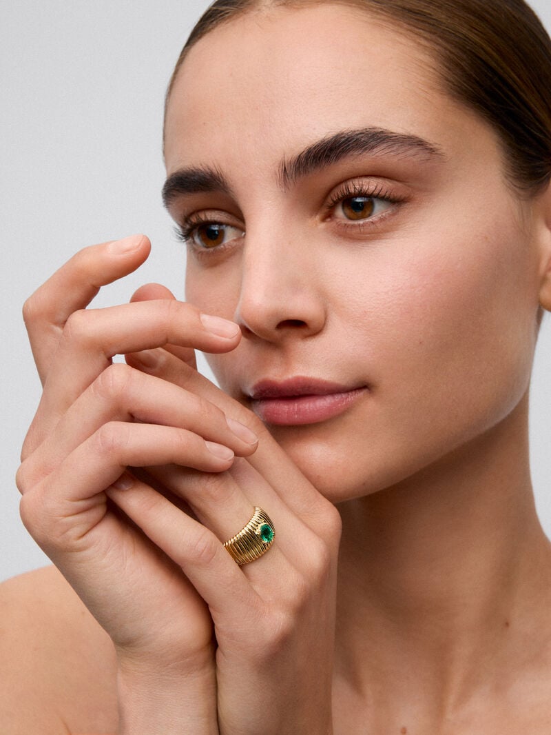 18K Yellow Gold Fluted Ring with Oval Cut Emerald image number 1