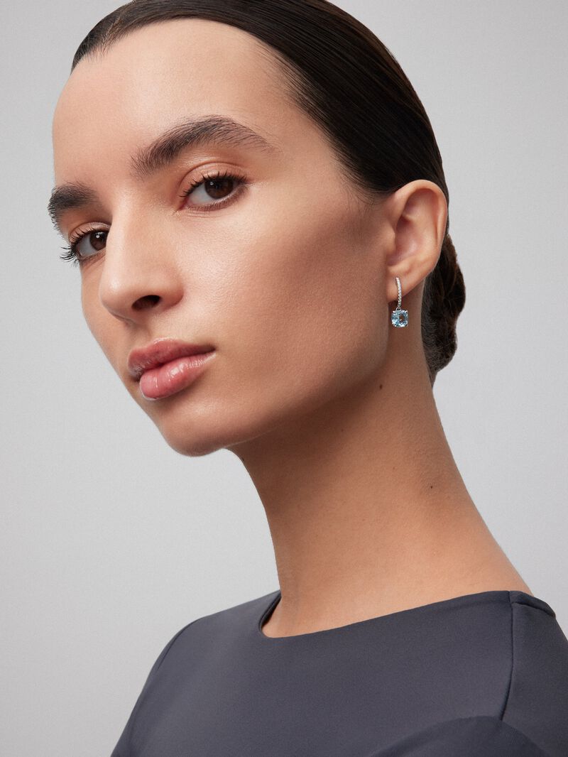 18K white gold hoop earrings with 2 cushion-cut sky blue topazes with a total of 4.05 cts and 18 brilliant-cut diamonds with a total of 0.14 cts image number 1