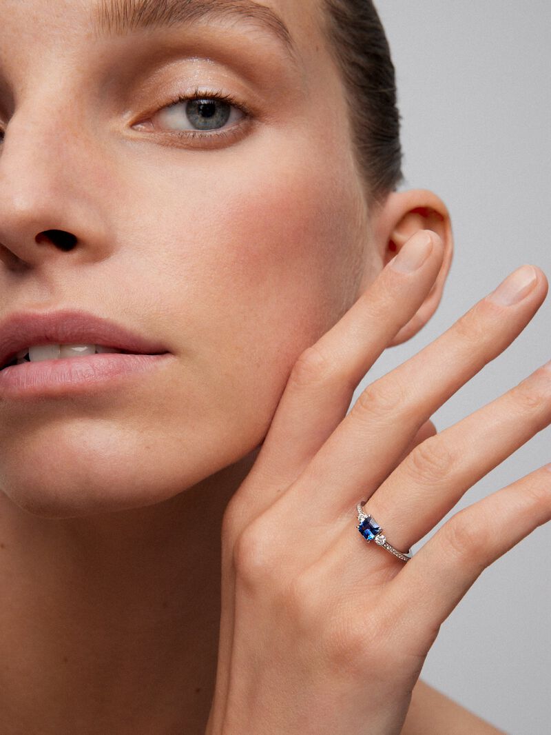 18K white gold triple ring with octagonal-cut blue sapphire of 0.7 cts and 2 brilliant-cut diamonds with a total of 0.26 cts image number 3