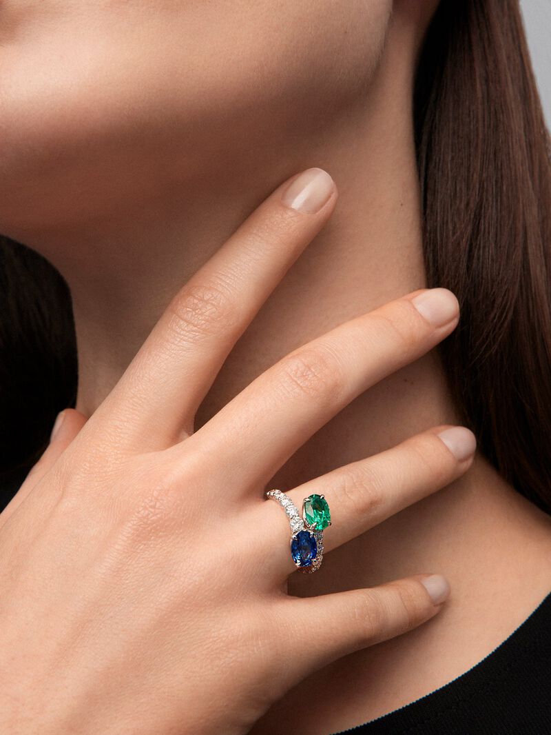 You and me ring in 18K white gold with oval-cut blue sapphire of 1.75 cts, oval-cut emerald of 1.28 cts and 12 brilliant-cut diamonds with a total of 0.25 cts image number 3