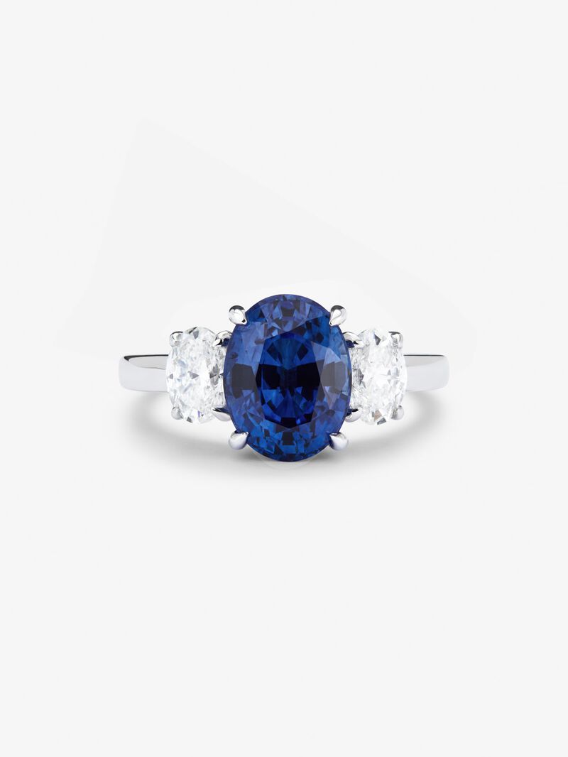18K white gold triple ring with oval-cut royal blue sapphire of 4.05 cts and 2 oval-cut diamonds with a total of 1.05 cts image number 1