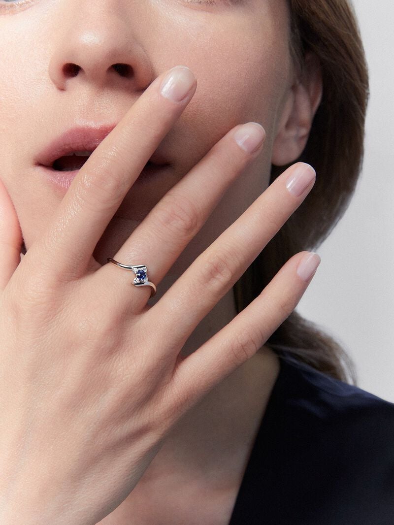18K white gold ring with brilliant-cut blue sapphire of 0.15 and 4 brilliant-cut diamonds with a total of 0.08 cts image number 3