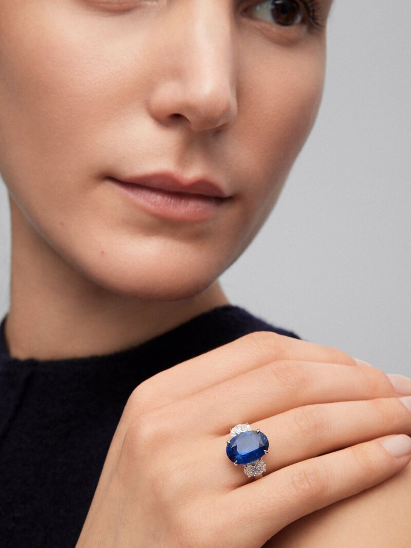 18K white gold triple ring with oval-cut blue sapphire of 6.02 cts and 2 oval-cut diamonds with a total of 1.4 cts image number 3
