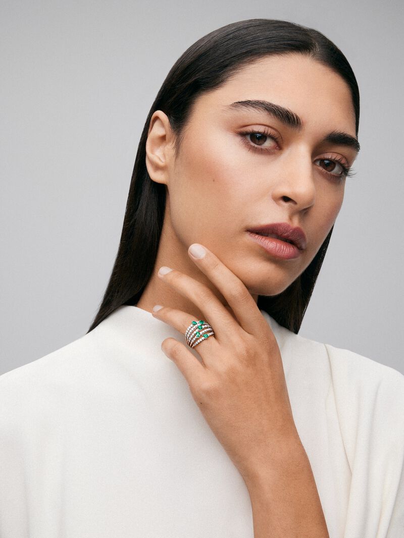 18K white gold ring with 60 brilliant-cut diamonds with a total of 1.02 cts and 5 pear-cut green emeralds with a total of 0.92 cts image number 1