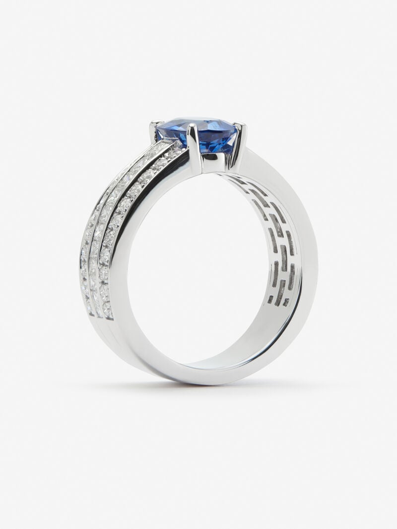18K white gold ring with oval-cut royal blue sapphire of 2.53 cts, 44 brilliant-cut diamonds with a total of 0.37 cts and 22 princess-cut diamonds with a total of 0.58 cts image number 2