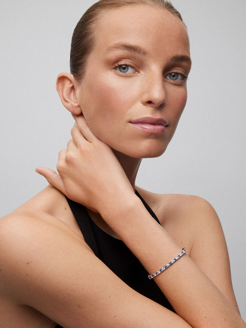 Rigid 18K white gold bracelet with 11 brilliant-cut blue sapphires with a total of 4.9 cts and 11 brilliant-cut diamonds with a total of 1.85 cts image number 1