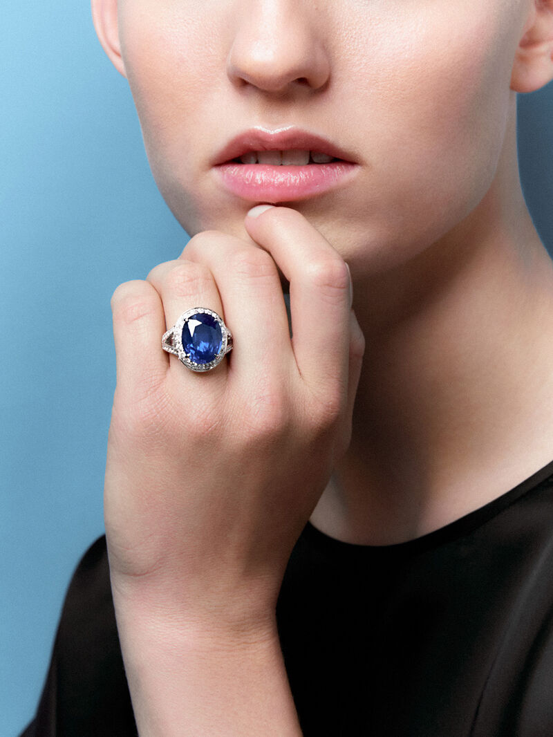 18kt white gold ring with royal blue sapphire, oval cut of 12.64 carats, and diamonds. image number 1