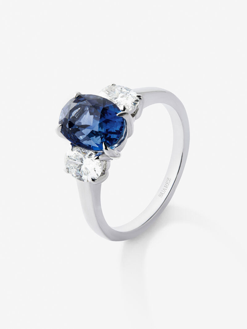 18K white gold triple ring with oval-cut royal blue sapphire of 3.37 cts and 2 oval-cut diamonds with a total of 0.8 cts image number 0