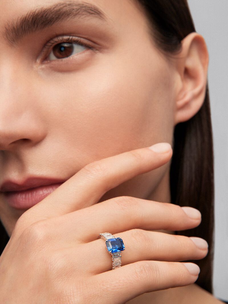 18K white gold solitaire ring with octagonal-cut blue sapphire of 3.11 cts and 8 emerald-cut diamonds with a total of 1.24 cts image number 1