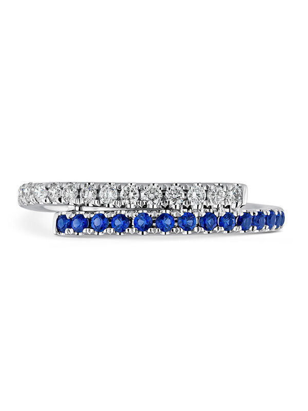 Anillo cruzado de oro blanco de 18kt con diamantes y zafiros azules, SO19211-OBDZ_V