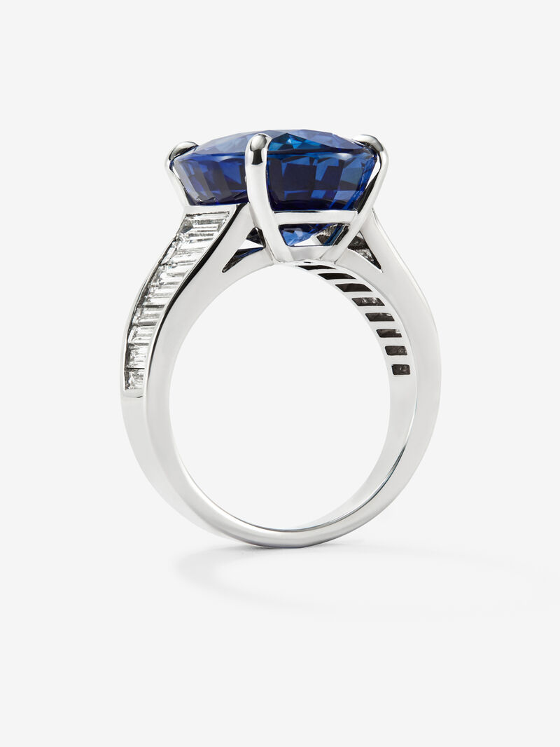 18K white gold ring with oval-cut blue sapphire of 11.18 cts and 16 baguette-cut diamonds with a total of 1.27 cts image number 4