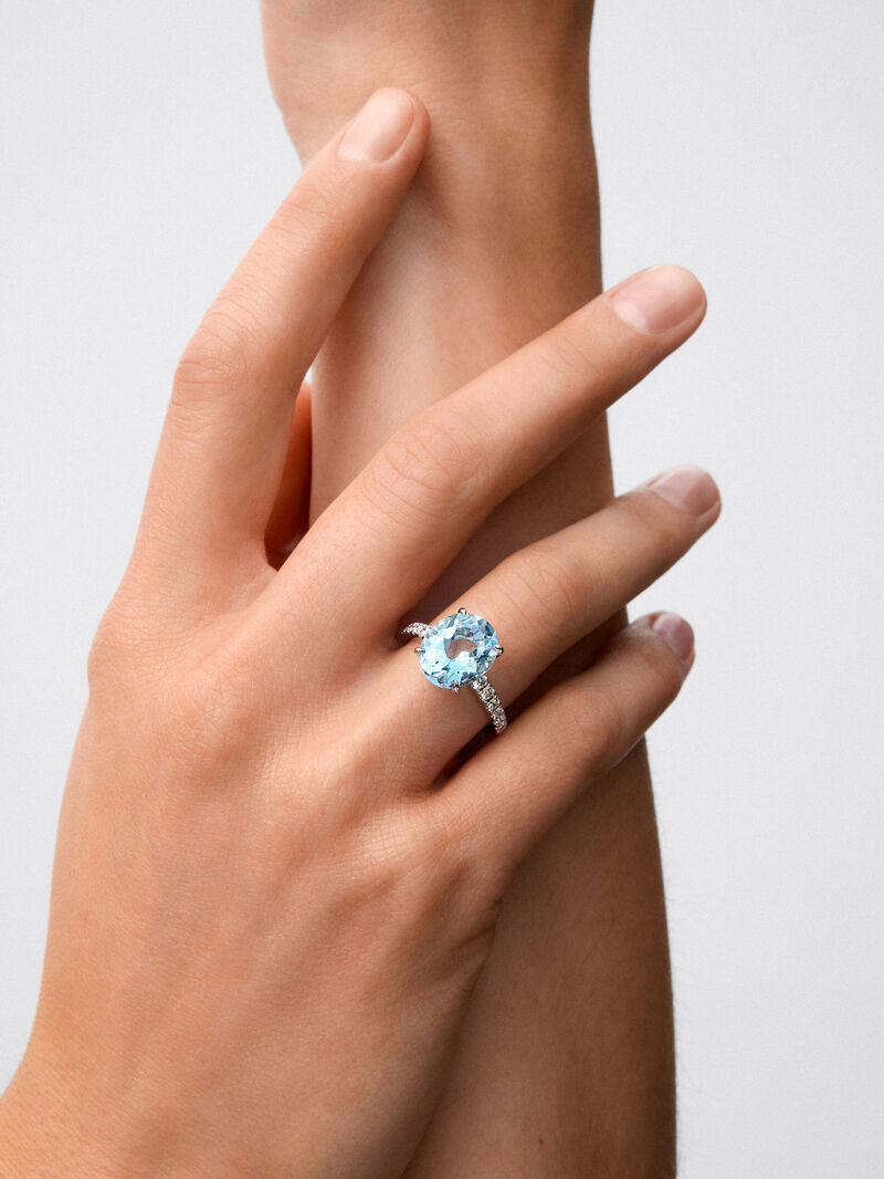 18K white gold ring with oval-cut sky blue topaz of 5.8 cts and 12 brilliant-cut diamonds with a total of 0.3 cts image number 3