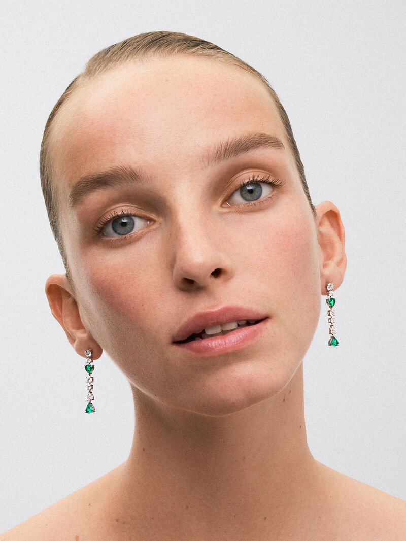 18K white gold pending with green emeralds in 1.91 cts and white diamonds in pear and bright diamonds of 1.93 cts image number 3