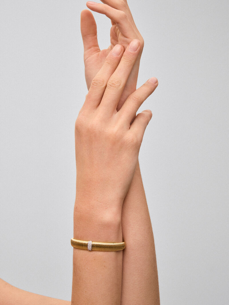 18K White and Yellow Gold Fluted Rigid Bracelet with Pavé Diamonds image number 3