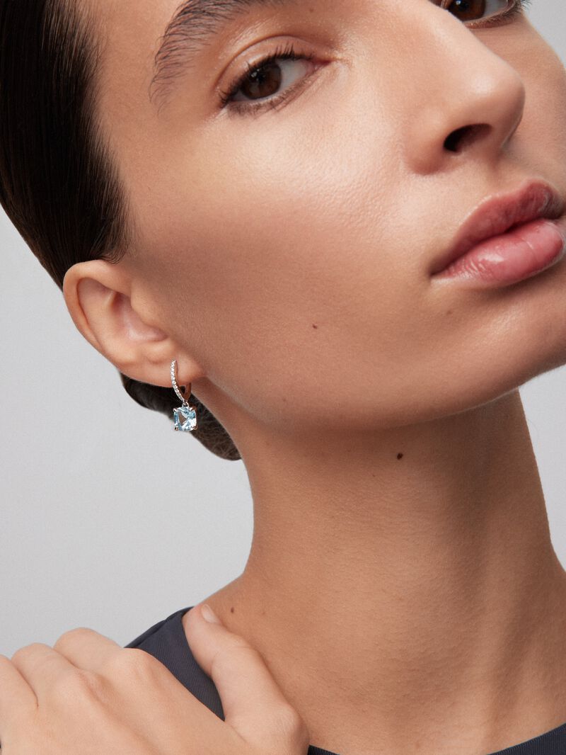 18K white gold hoop earrings with 2 cushion-cut sky blue topazes with a total of 4.05 cts and 18 brilliant-cut diamonds with a total of 0.14 cts image number 4