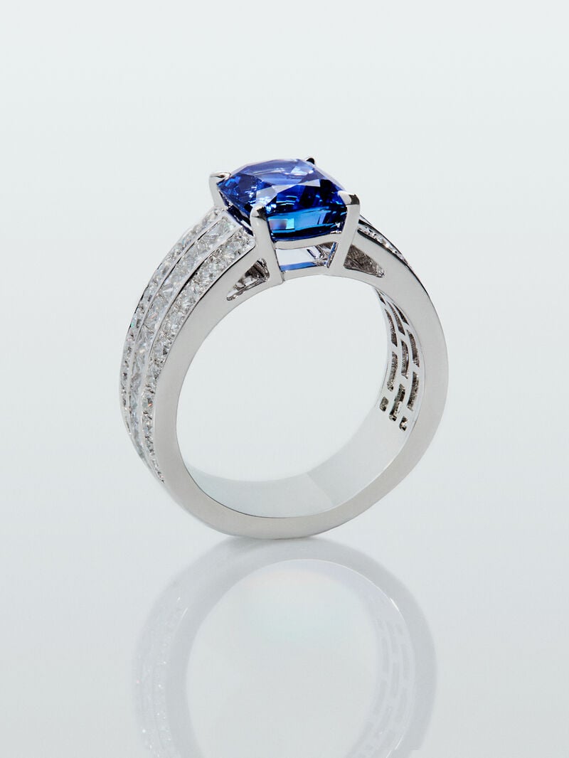 18K white gold ring with cushion-cut royal blue sapphire of 3.217 cts, 50 brilliant-cut diamonds with a total of 1.05 cts and 8 princess-cut diamonds with a total of 0.48 cts image number 2