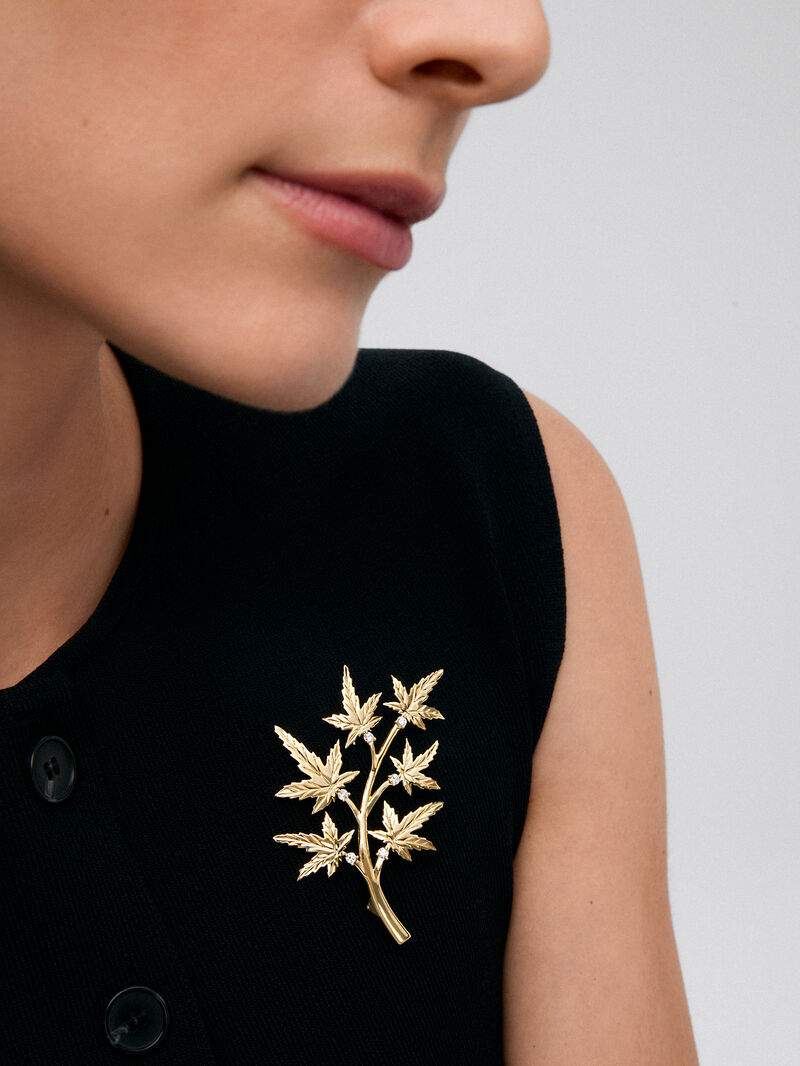 18K Yellow Gold Brooch with 6 Brilliant-Cut Diamonds Totaling 0.36 cts and Maple Branch Shape image number 1