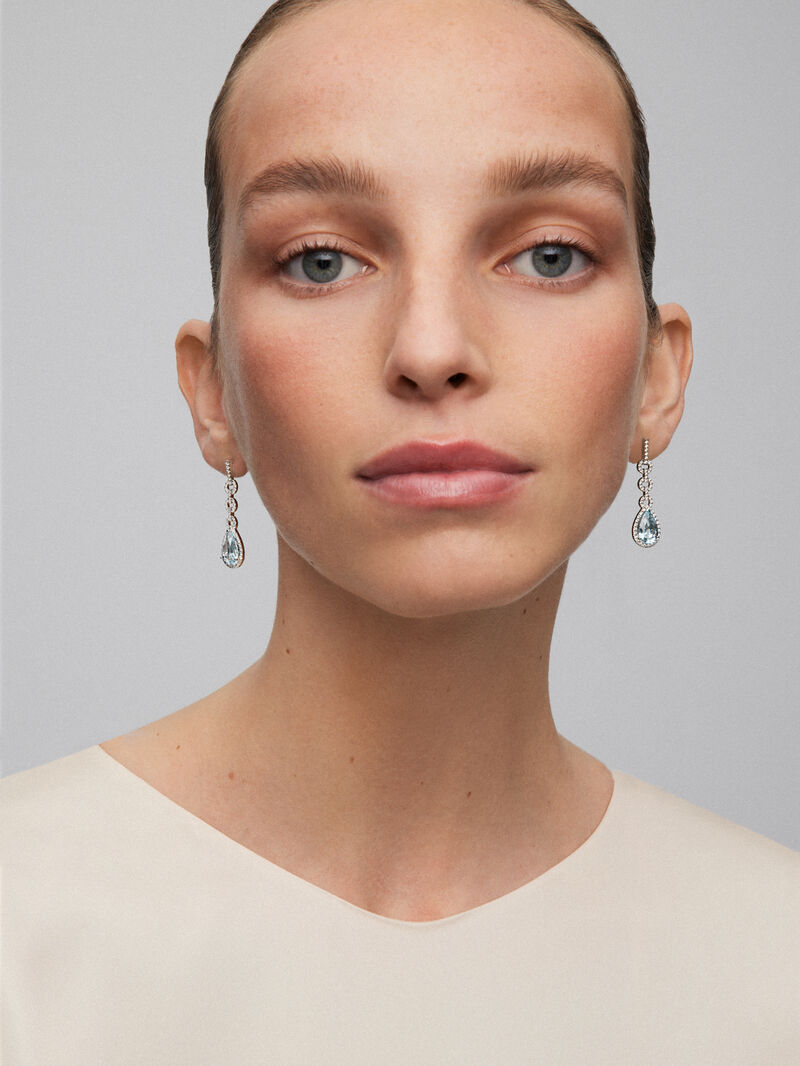 18K white gold earrings with 2 pear-cut aquamarines of 10.05 cts and brilliant-cut diamonds with a total of 0.73 cts image number 1