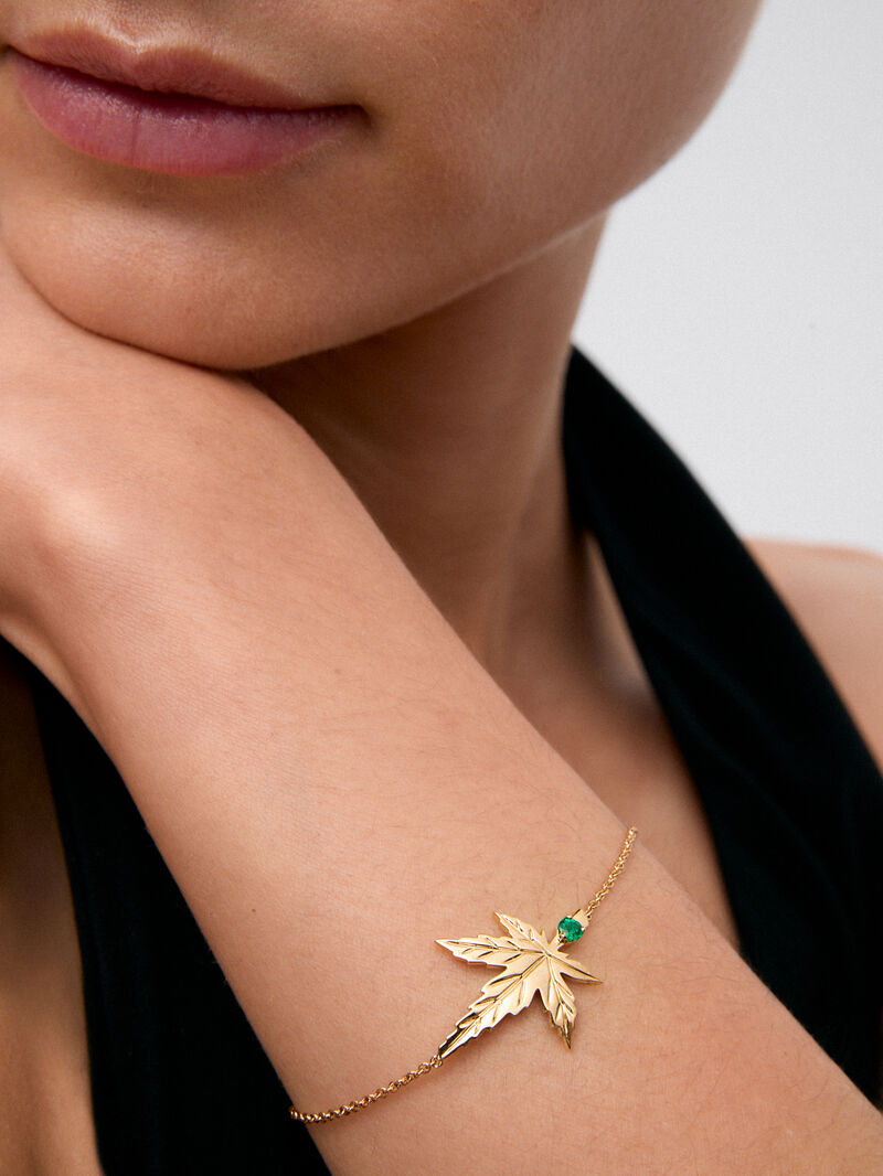 18K yellow gold bracelet with a 0.11 ct brilliant-cut emerald, in a maple leaf design. image number 3