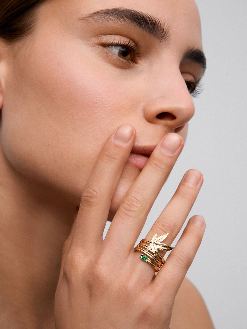 18K yellow gold ring with a 0.11 ct brilliant-cut emerald, in a maple leaf design image number 3