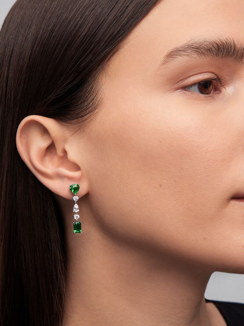 18K white gold earrings with 4 pear-cut and emerald-cut green tsavorites with a total of 8.68 cts and 6 pear-cut and brilliant-cut diamonds with a total of 0.98 image number 1