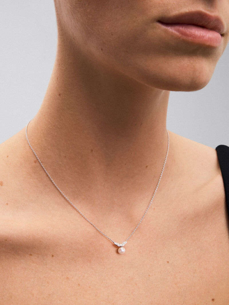 18k white gold pendant necklace with Akoya pearl and diamonds. image number 5