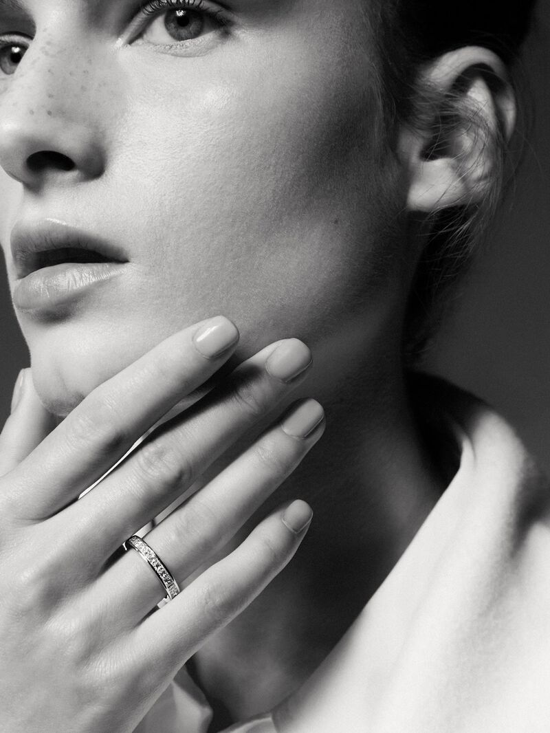 Half ring in 18K white gold with 13 princess-cut diamonds with a total of 0.98 cts image number 1