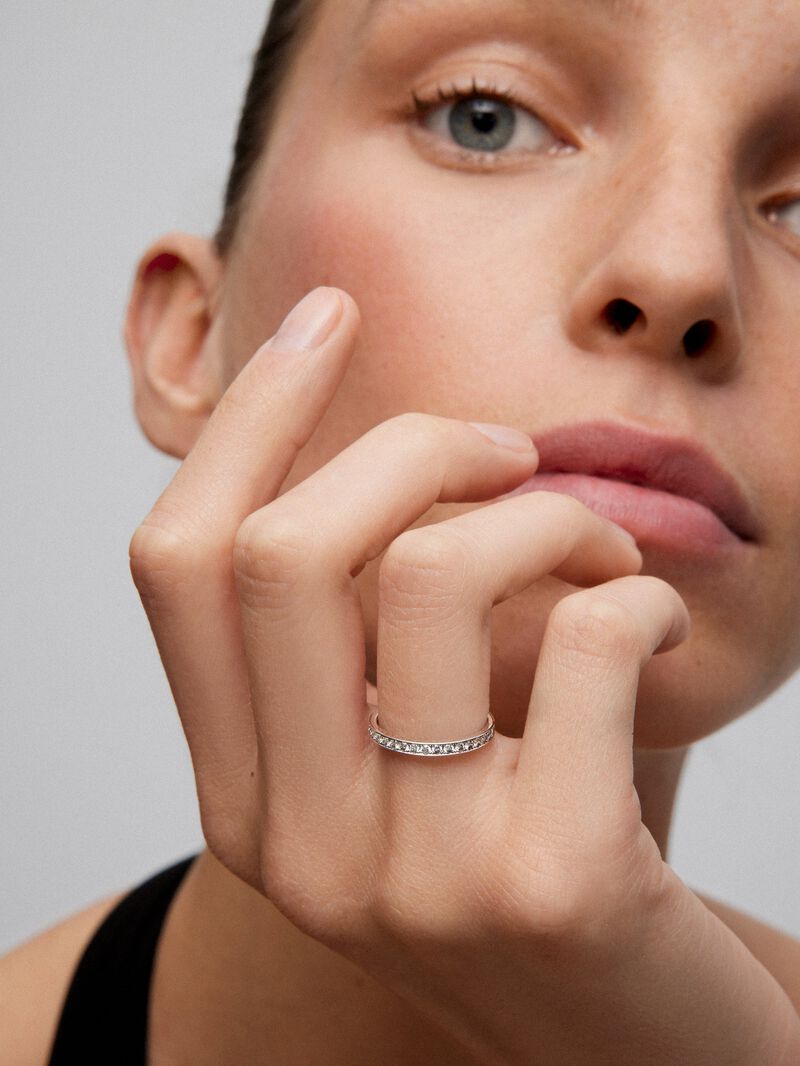 Entire 18K white gold ring with 35 brilliant-cut diamonds with a total of 0.49 cts image number 1