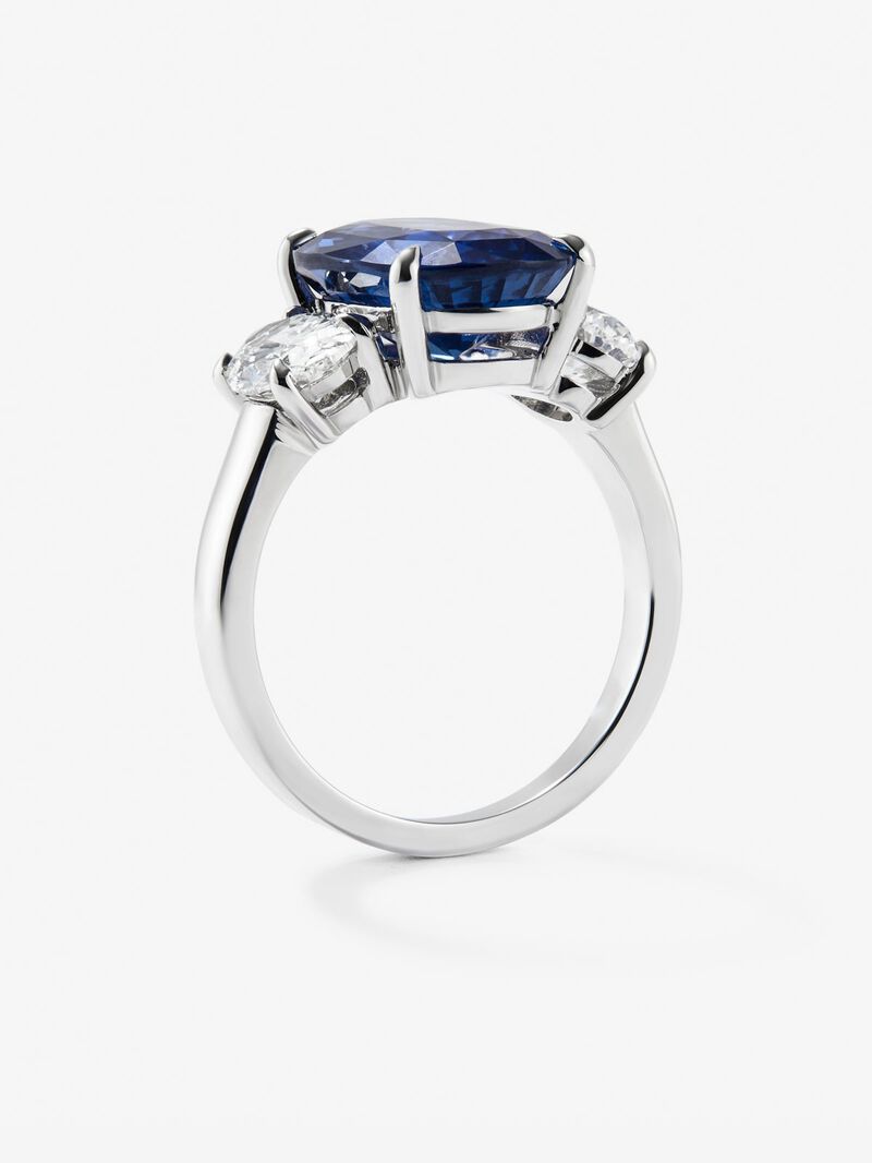 18K white gold triple ring with oval-cut blue sapphire of 6.02 cts and 2 oval-cut diamonds with a total of 1.4 cts image number 4