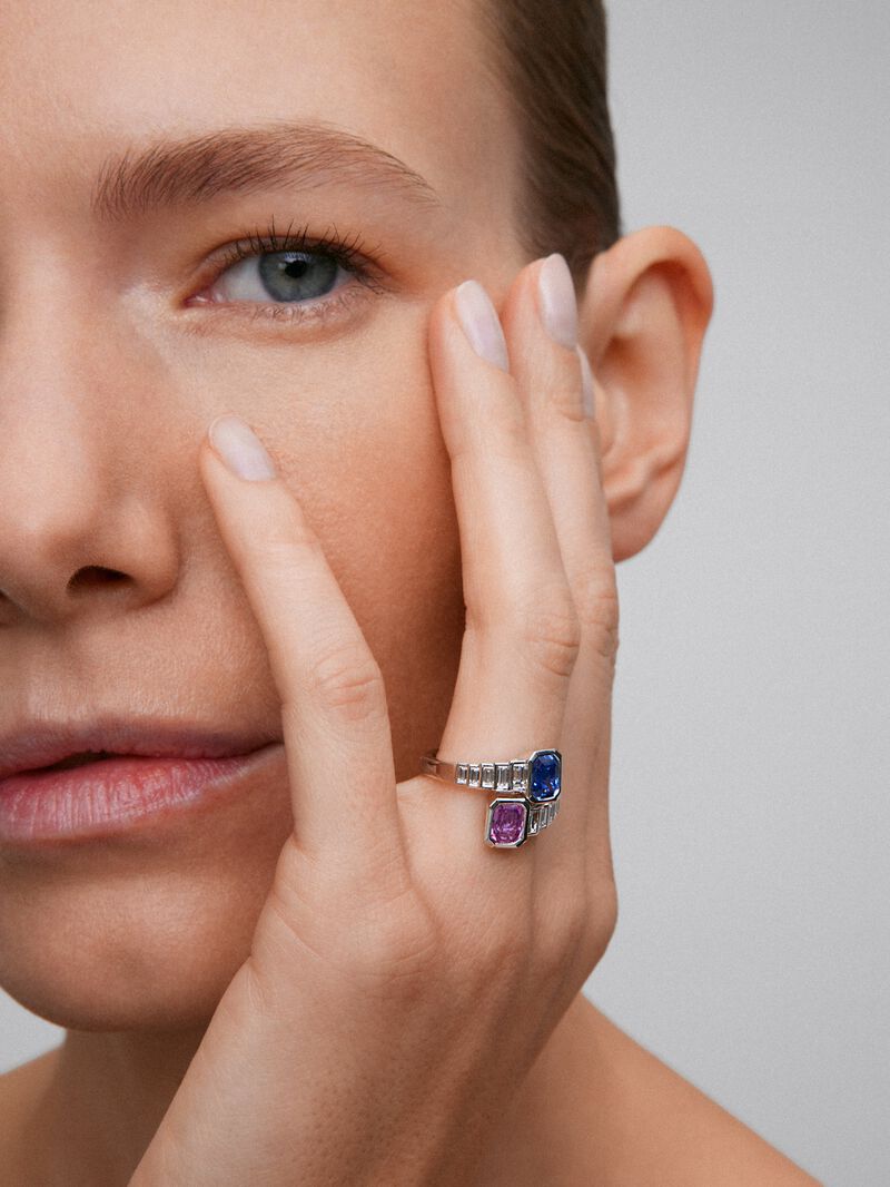 You and me ring in 18K white gold with octagonal-cut pink sapphire of 1.02 cts, octagonal-cut royal blue sapphire of 1.19 cts and 10 baguette-cut diamonds with a total of 0.57 cts image number 0