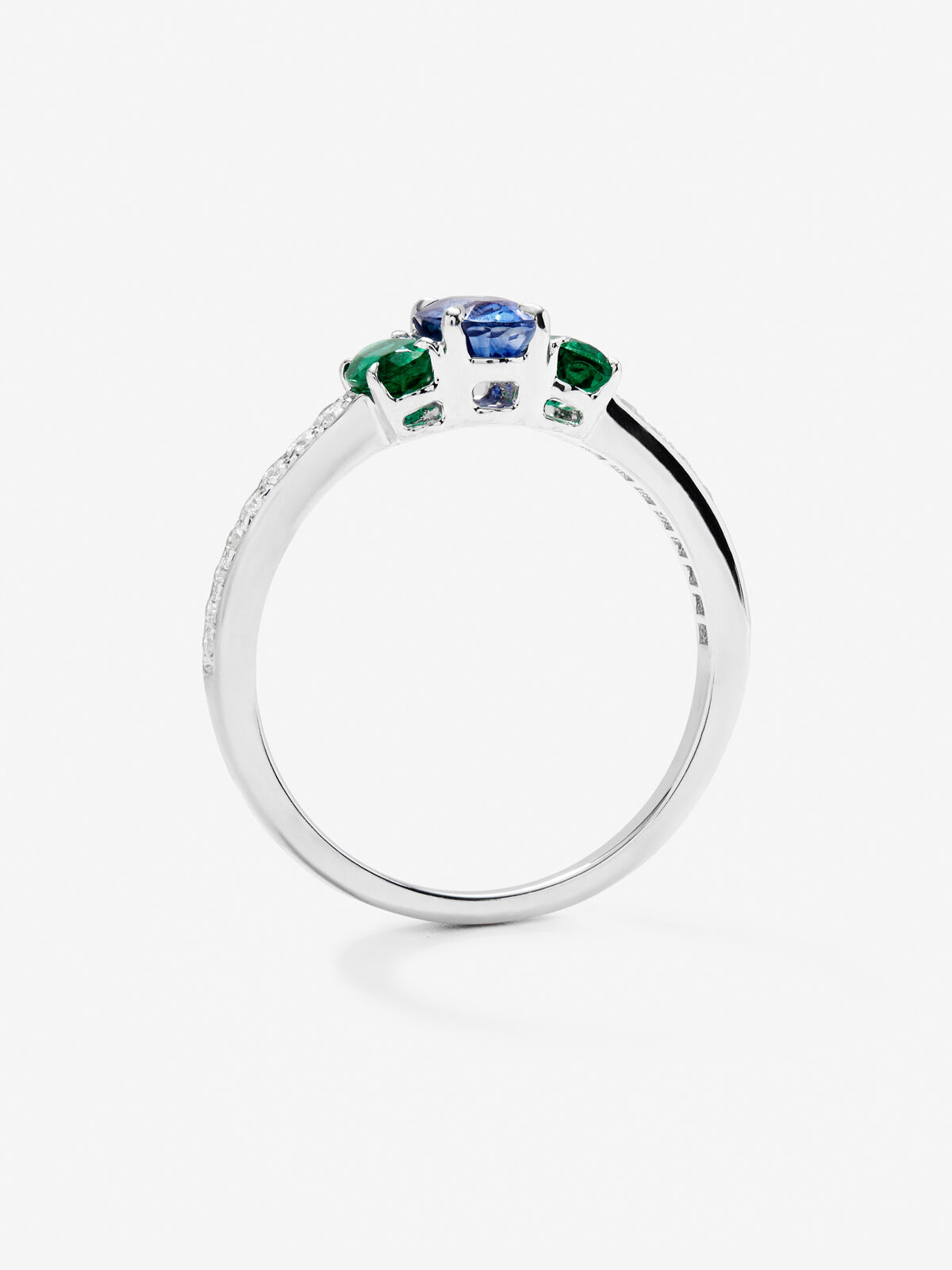 Anillo tresillo de oro blanco de 18K con zafiro azul en Anillo tresillo de oro blanco de 18K con zafiro azul en