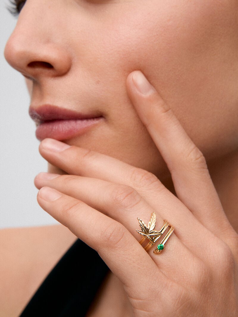 18K yellow gold ring with a 0.06 ct brilliant-cut emerald, in a maple leaf design image number 1