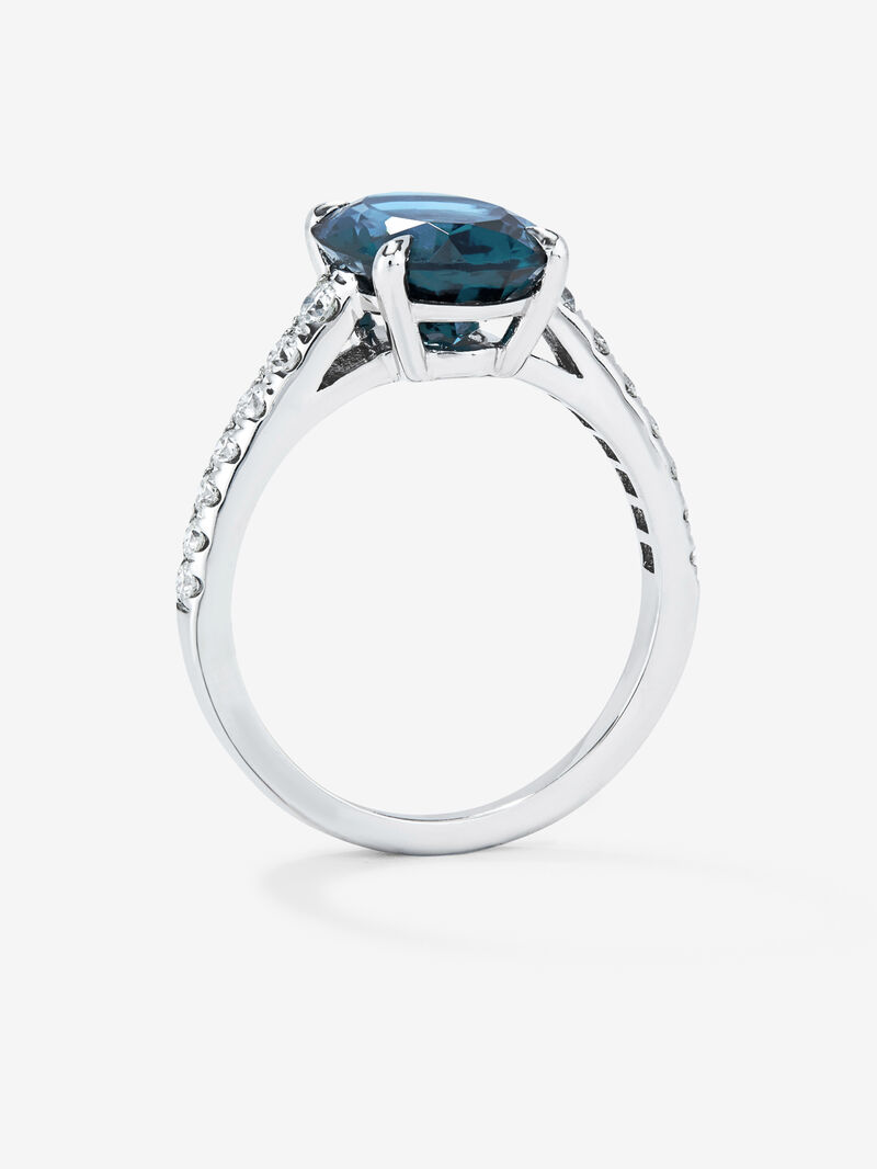 18K white gold ring with oval-cut London blue topaz of 4.25 cts and 14 brilliant-cut diamonds with a total of 0.32 cts image number 4