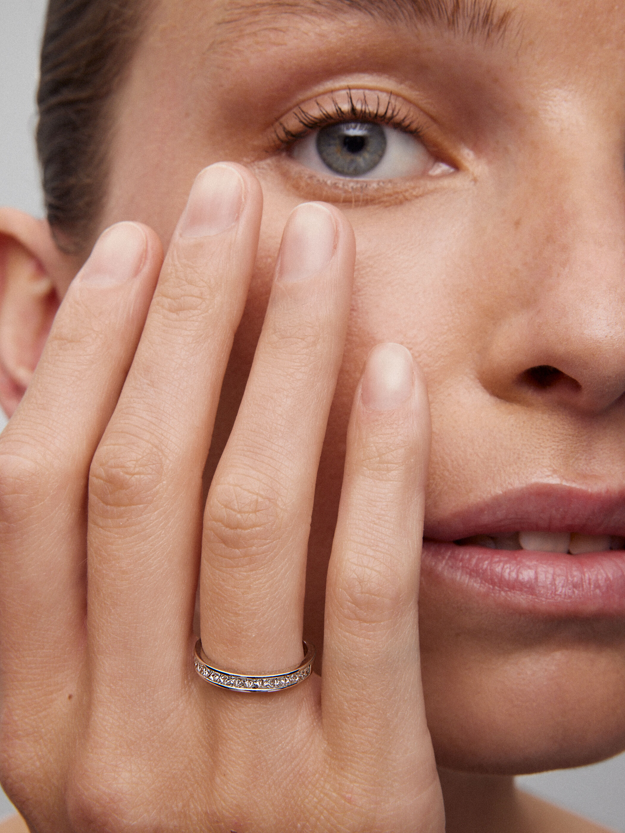 Half eternity engagement ring in 18K white gold with princess cut diamonds on a 0.70ct rail. Suarez