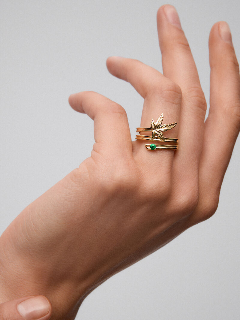 18K yellow gold ring with a 0.06 ct brilliant-cut emerald, in a maple leaf design image number 3