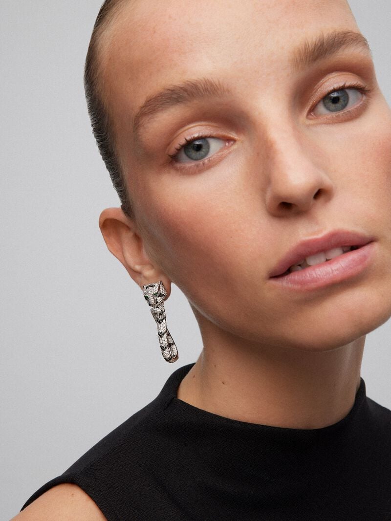 18K white gold earrings with 548 brilliant-cut white diamonds with a total of 2.68 cts, 90 black diamonds with a total of 0.47 cts, and 2 trapezoid-cut emeralds with a total of 0.26 cts shaped tiger image number 1