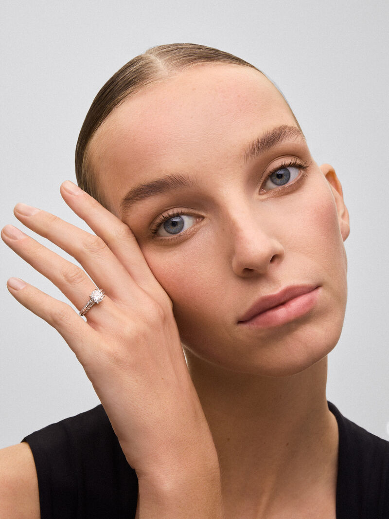 Solitaire ring in 18K white gold with a 1.5-carat central diamond and additional brilliant-cut diamonds totaling 0.33 cts image number 3