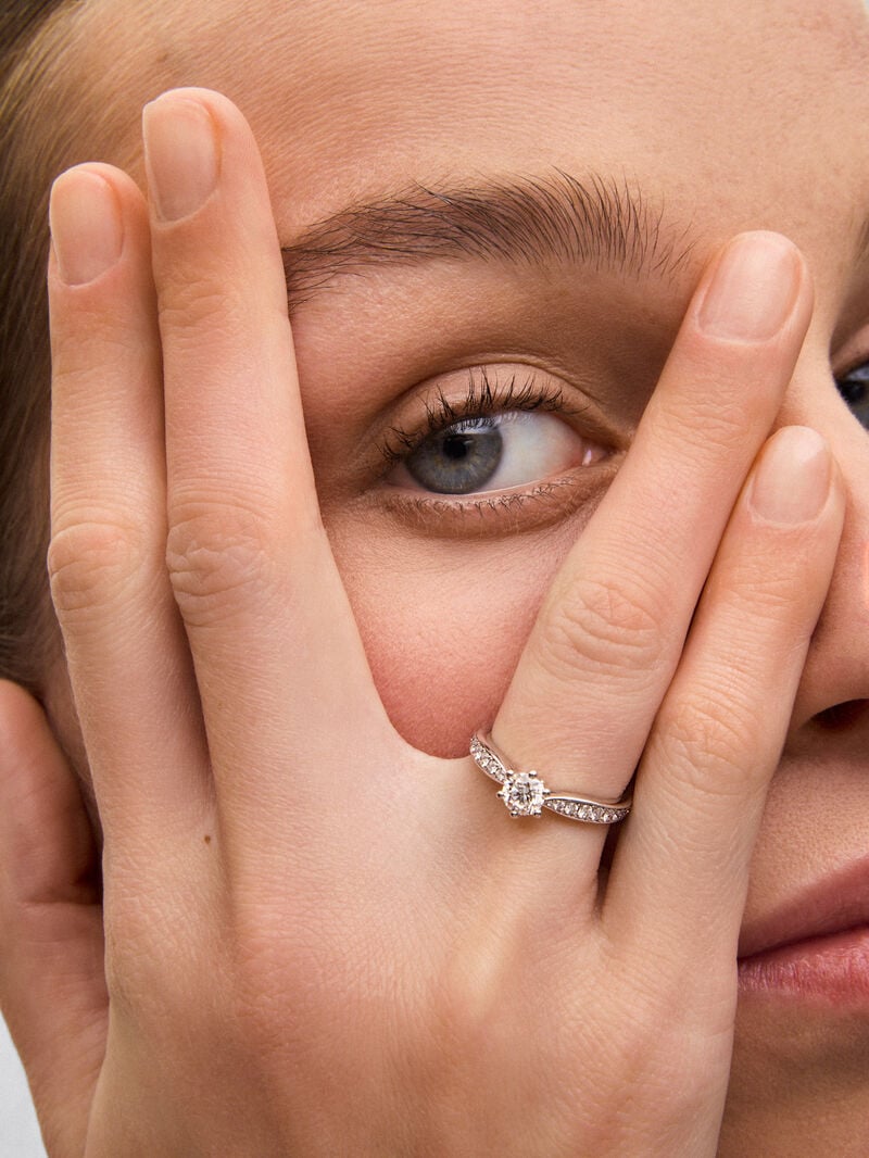 Solitaire ring in 18K white gold with a central 0.50-carat brilliant-cut diamond and additional diamonds totaling 0.25 cts image number 3