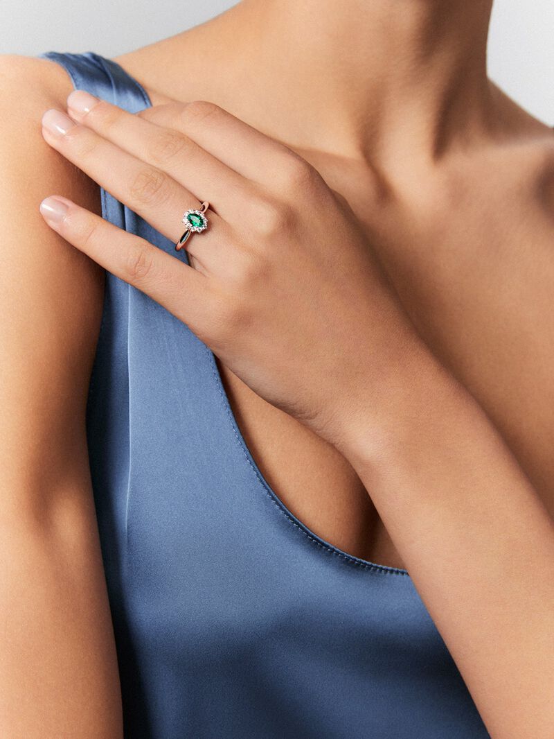 18K White Gold Ring with Emerald Green in 0.74 cts oval size and white diamonds of 0.25 cts image number 3