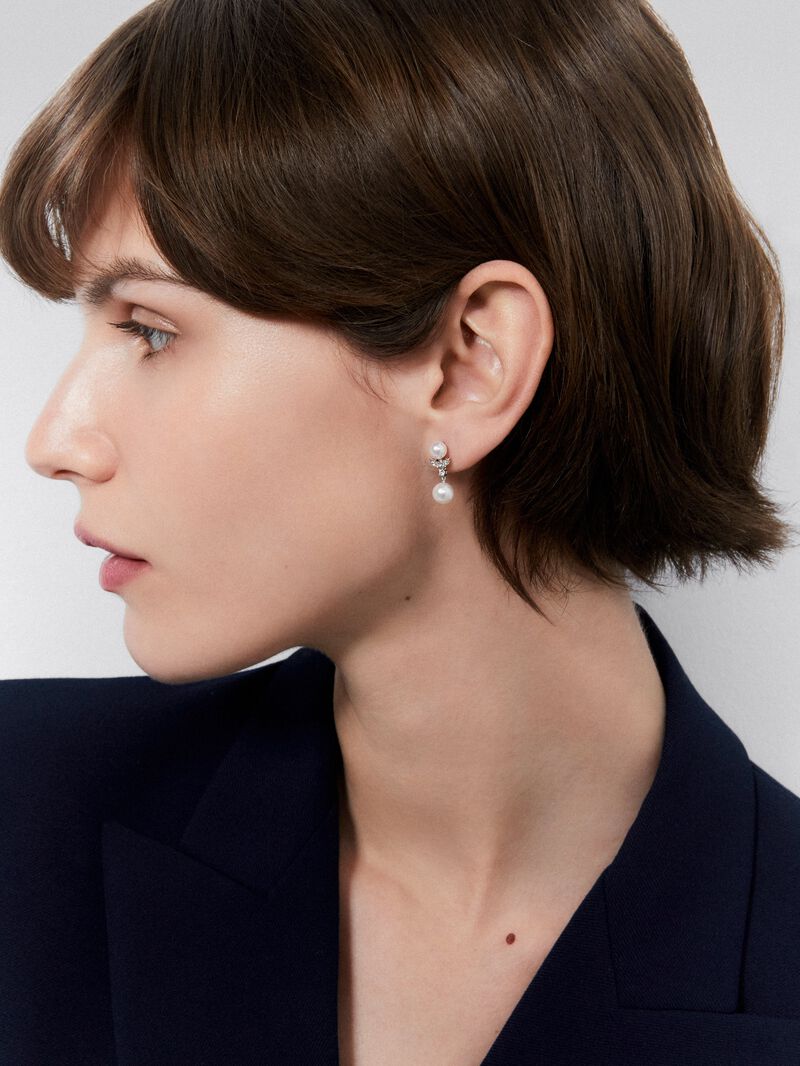 18K white gold earrings with 2 akoya pearls and 14 brilliant-cut diamonds with a total of 0.09 cts image number 3