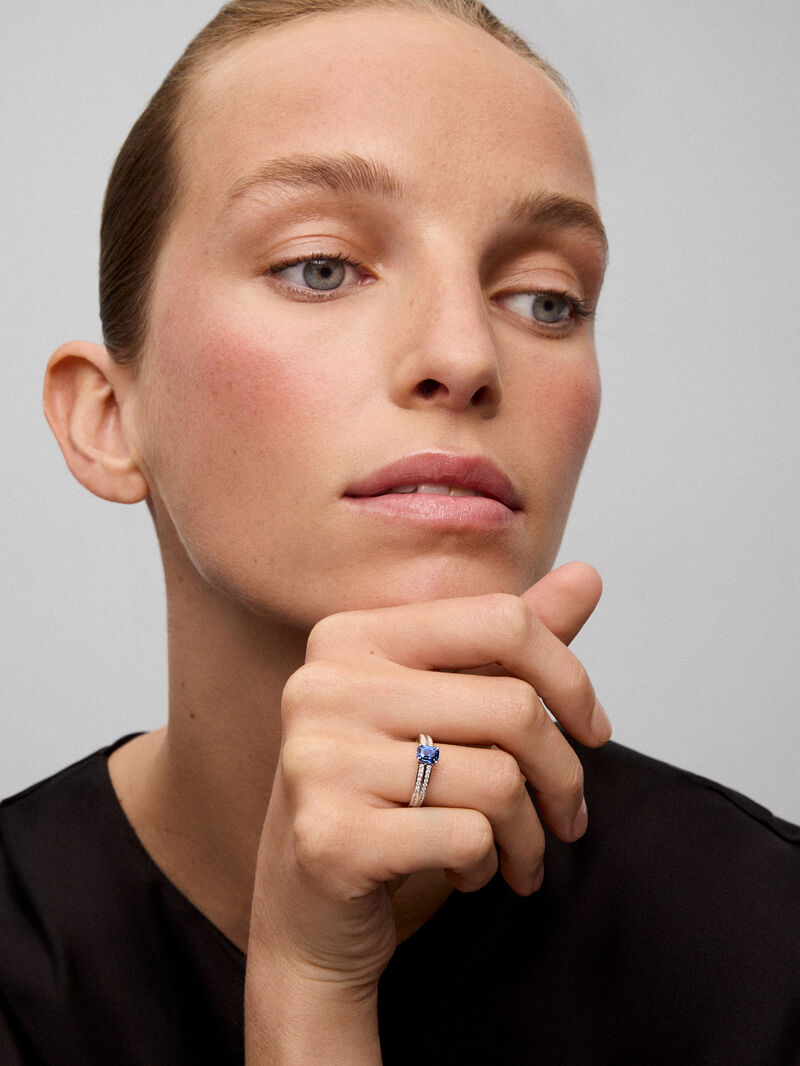 18K white gold ring with vivid blue sapphire in octagonal cut of 1.09 cts and 52 brilliant-cut diamonds with a total of 0.18 cts image number 2