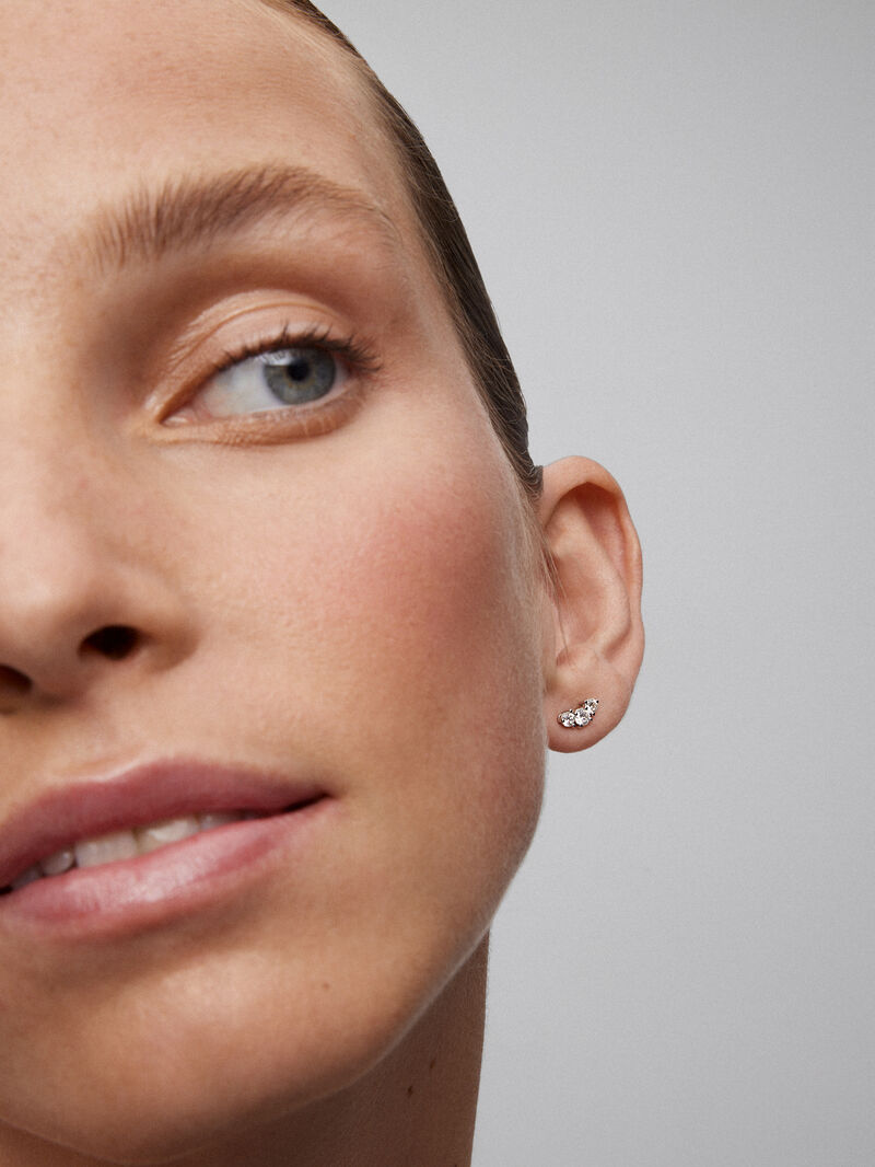 18K white gold earrings with 6 brilliant-cut diamonds with a total of 0.58 cts image number 3