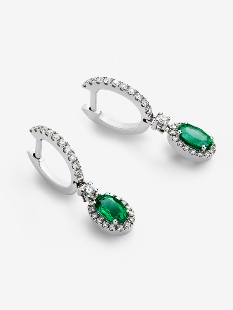 18K white gold earrings with green emerald of 0,43 cts and brilliant cut-diamonds totaling 0,23 cts image number 2