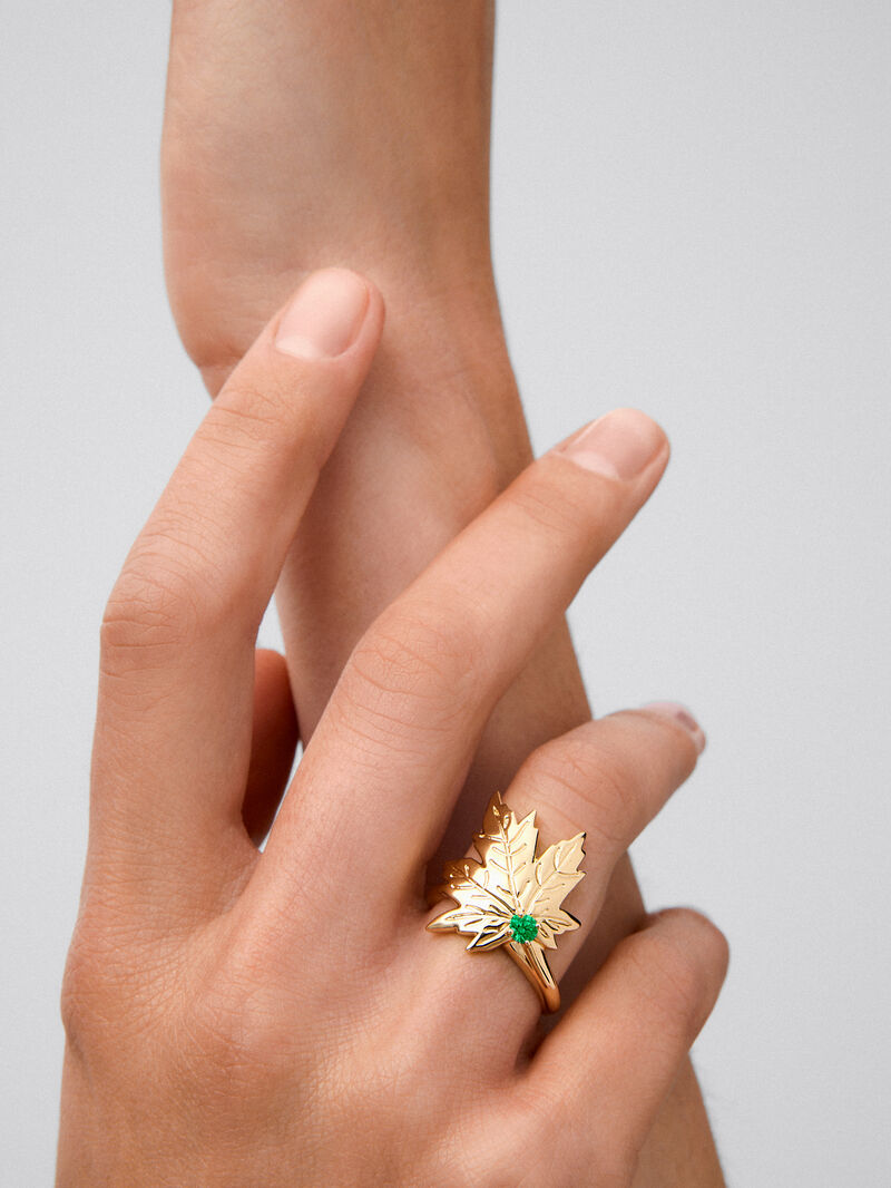 18K yellow gold ring with a 0.19 ct central brilliant-cut emerald, in a maple leaf design image number 5