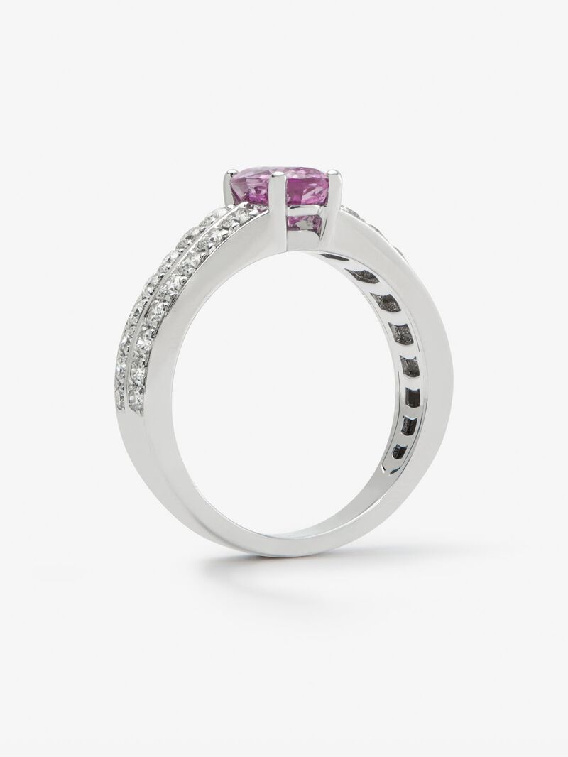 18K white gold ring with vivid pink sapphire in oval cut of 1.46 cts and 32 brilliant-cut diamonds with a total of 0.61 cts image number 2
