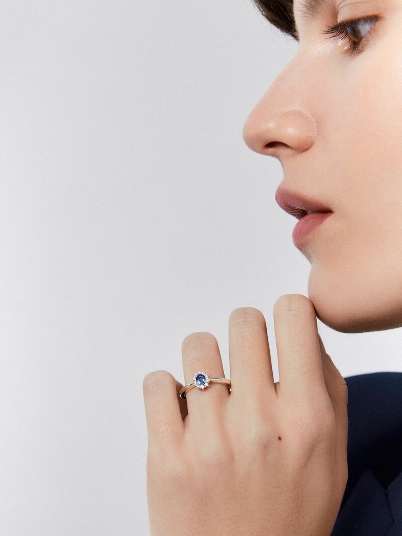 18K white gold ring with oval-cut blue sapphire of 0.31 cts and brilliant-cut diamonds with a total of 0.10 cts image number 3