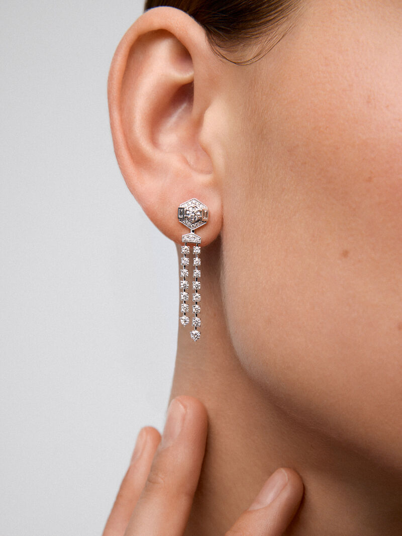 18K white gold earrings with brilliant-cut diamonds with a total of 1.25 cts and baguette-cut diamonds of 0.1 cts image number 3