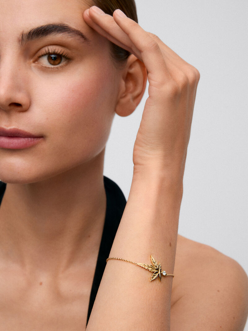 18K yellow gold bracelet with a 0.08 ct brilliant-cut diamond, in a maple leaf design image number 1