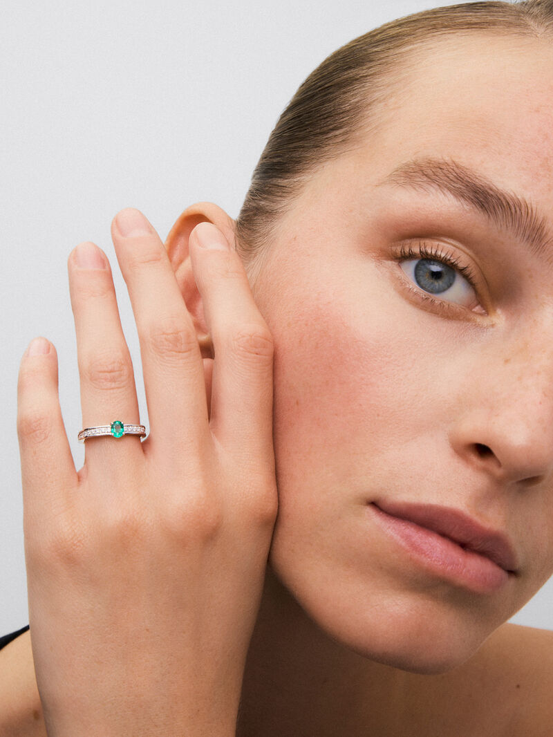 18K white gold ring with oval-cut emerald of 0.32 cts and 22 brilliant-cut diamonds with a total of 0.15 cts image number 1