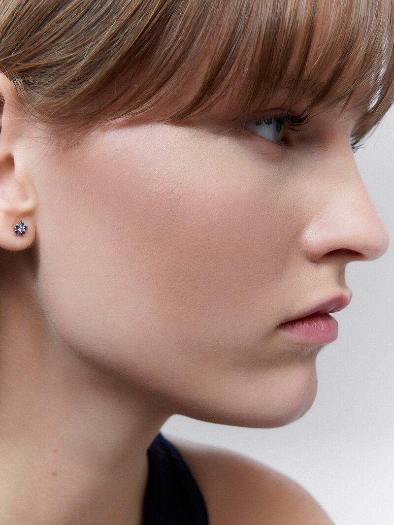 18K rose gold earrings with brilliant-cut blue and pink sapphires in the shape of a flower image number 3